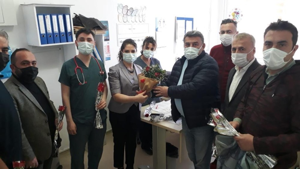 Gazeteciler, sağlık çalışanlarının bayramını kutladı
