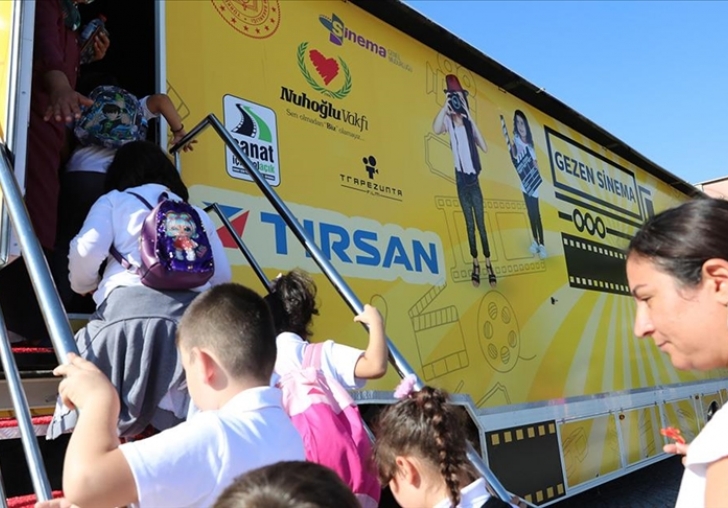 Gezen sinema tırı çocuklar için yola çıktı