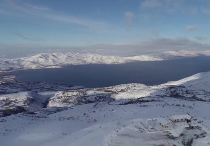 Göl manzaralı kayak merkezinde kar bereketi