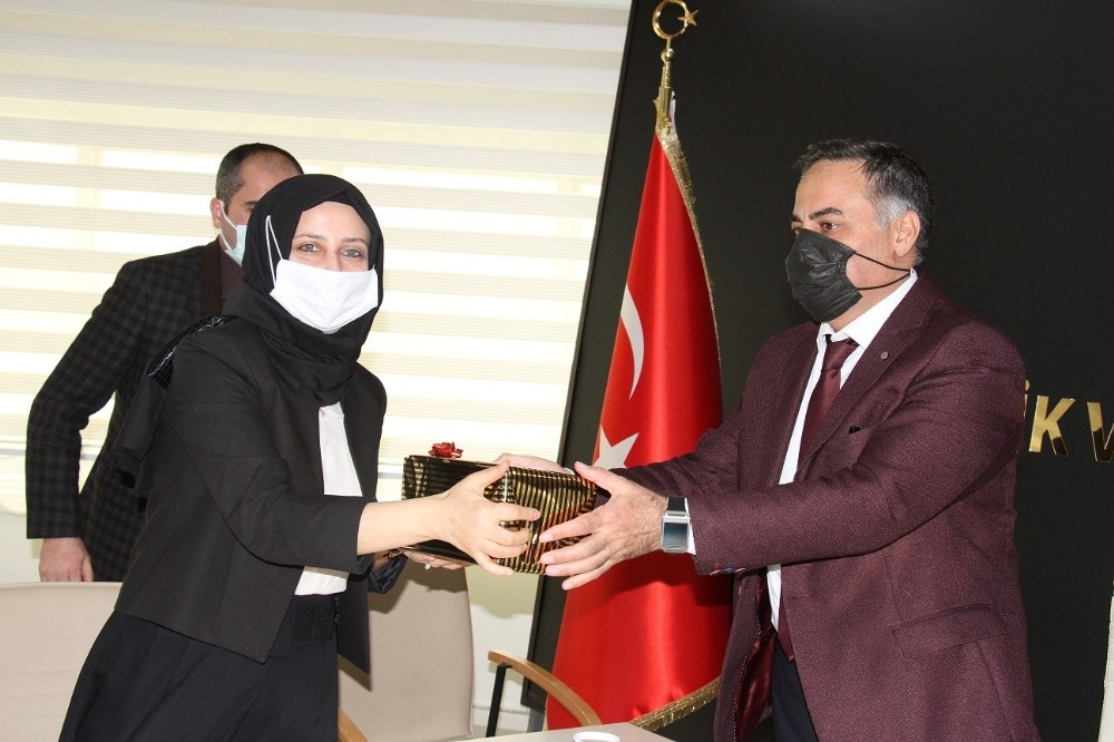 Görevde yükselenler ödüllendirildi
