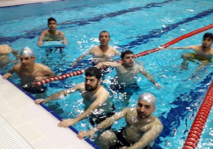 Görme engellilerin havuz keyfi