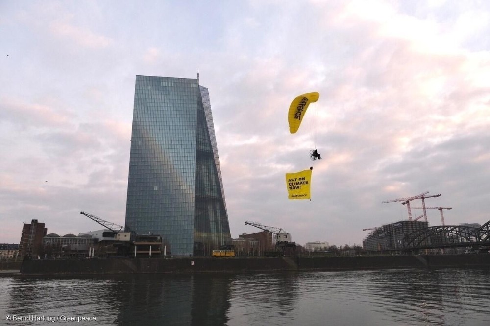 Greenpeace aktivistleri, Avrupa Merkez Bankası´nın çatısına paraşütle indi
