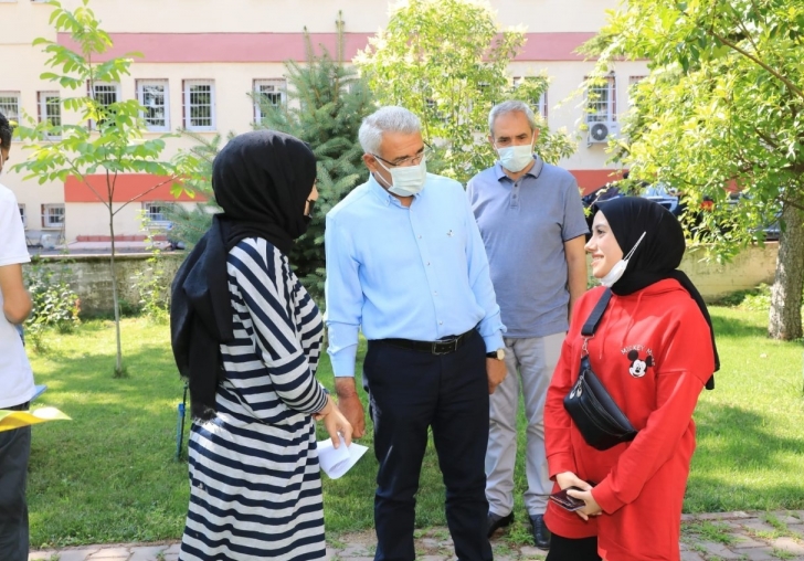 Güder, YKSye giren öğrencileri yalnız bırakmadı