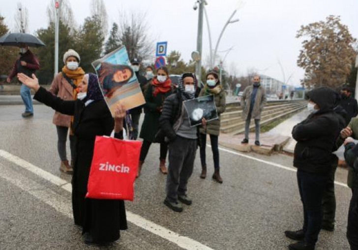 GÜLİSTAN DOKU'NUN AİLESİ TUNCELİ ADLİYESİ ÖNÜNDE OTURMA EYLEMİ BAŞLATTI