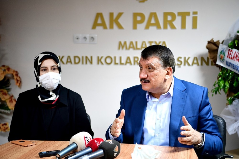 Gürkan, AK Parti kadın kollarını ziyaret etti
