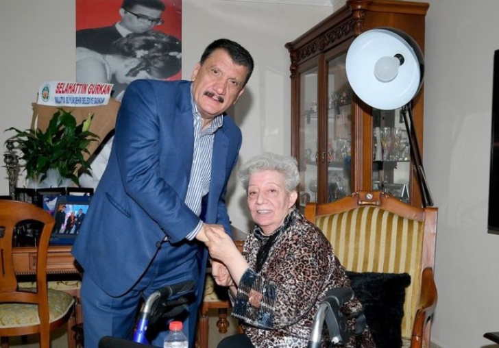 Gürkan'dan Eski Başkanın Eşine Ziyaret