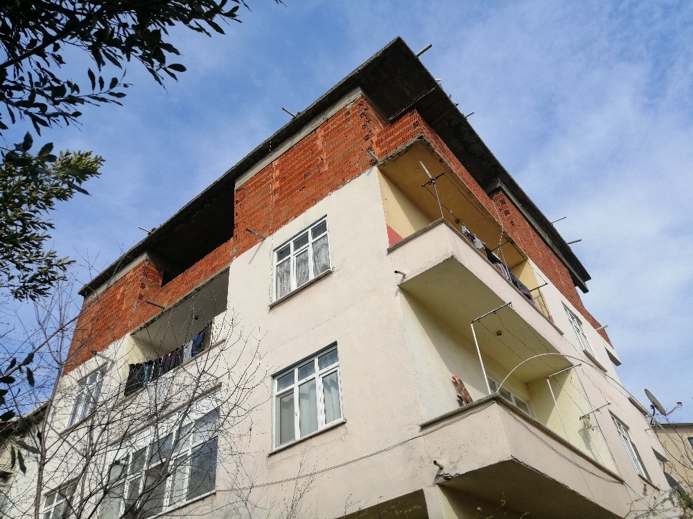 Güvercin beslemek için çıktığı çatıdan düşen genç hayatını kaybetti
