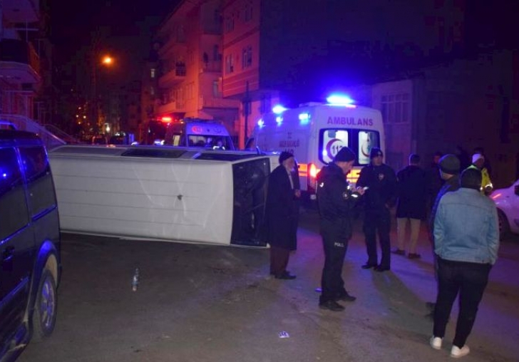 Hafif Ticari Araç Çarptı, Devirdi.. 5 Yaralı