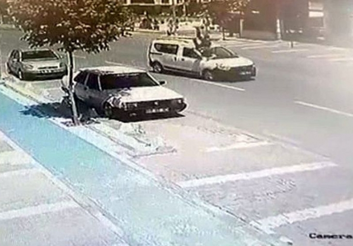 Hafif Ticari Araç Çarptı, Havaya Fırlattı