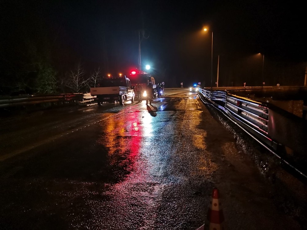 Hafif ticari araç otomobil ile çarpıştı : 1´i ağır 5 yaralı
