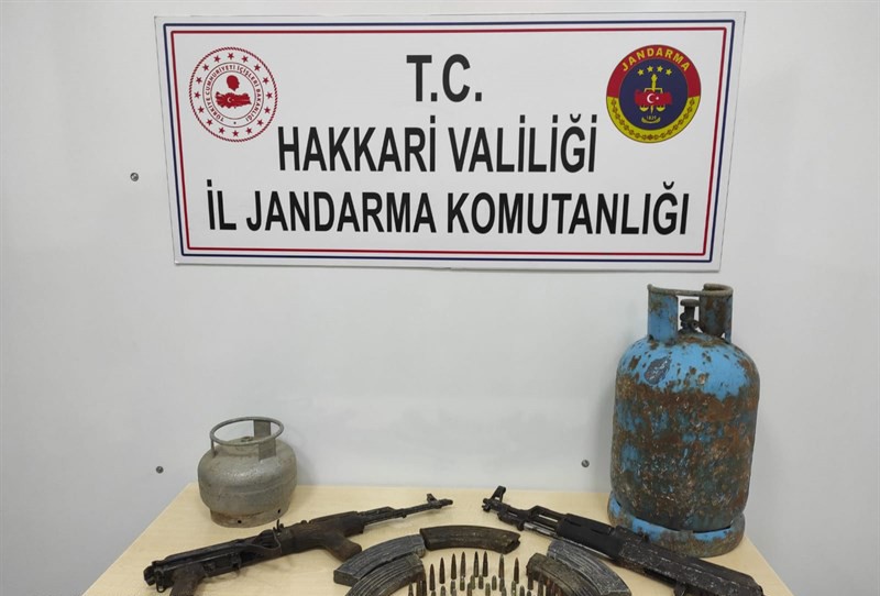 Hakkari´de toprağa gömülü silah ve mühimmat ele geçirildi
