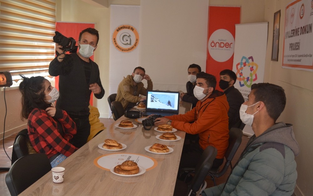 Hakkarili gençler fotoğrafçılık öğreniyor
