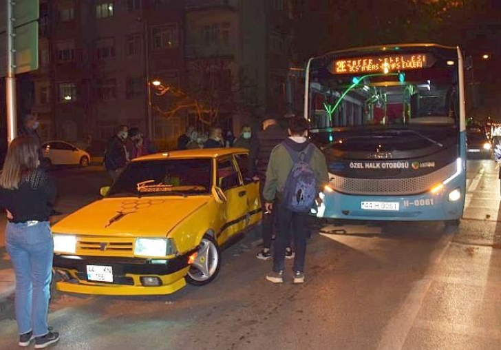 HALK OTOBÜS'Ü İLE OTOMOBİL ÇARPIŞTI, TRAFİK KİLİTLENDİ