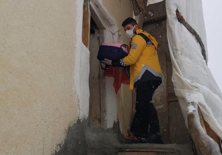 Hastalanan Rabia bebeğe 5 saatlik çalışmayla ulaşıldı