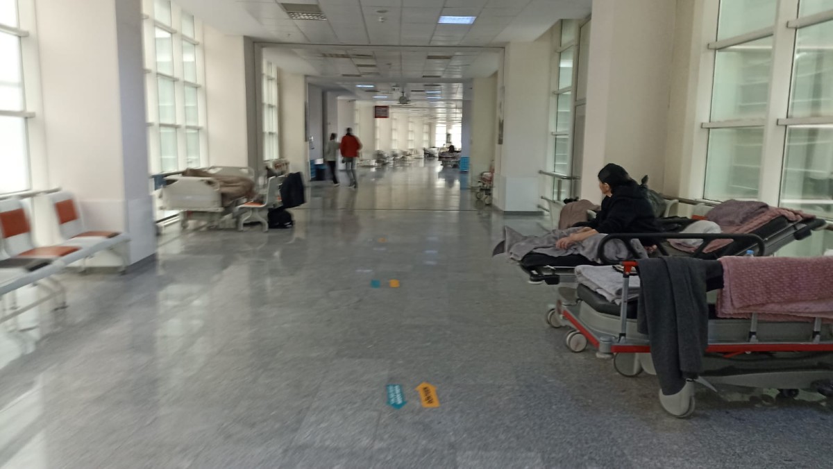 Hastane Koridorları da Depremzedelere Barınak Oldu