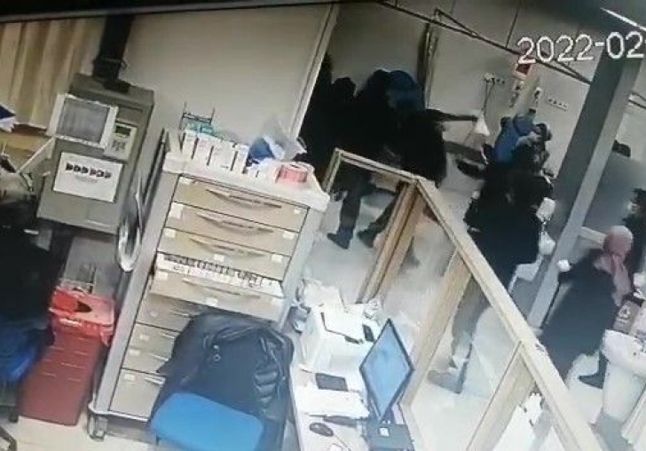 Hastanede dehşet anları: Sağlık çalışanları kendilerini odaya kilitledi