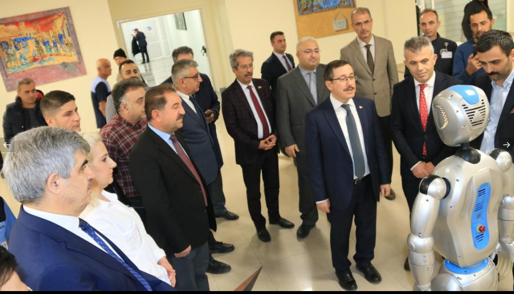 Hastanede yapay zeka robotlar görev yapacak