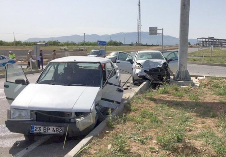 Havalimanı Yolundaki Kazada 3 Yaralı