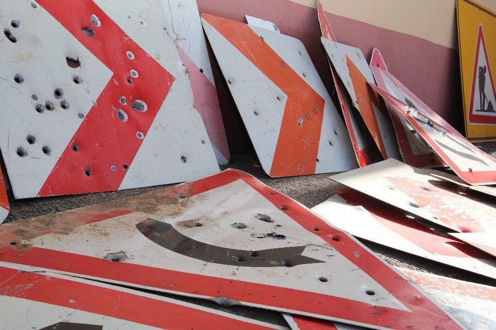 Hedef tahtası haline gelen levhalar bir bir yenileniyor
