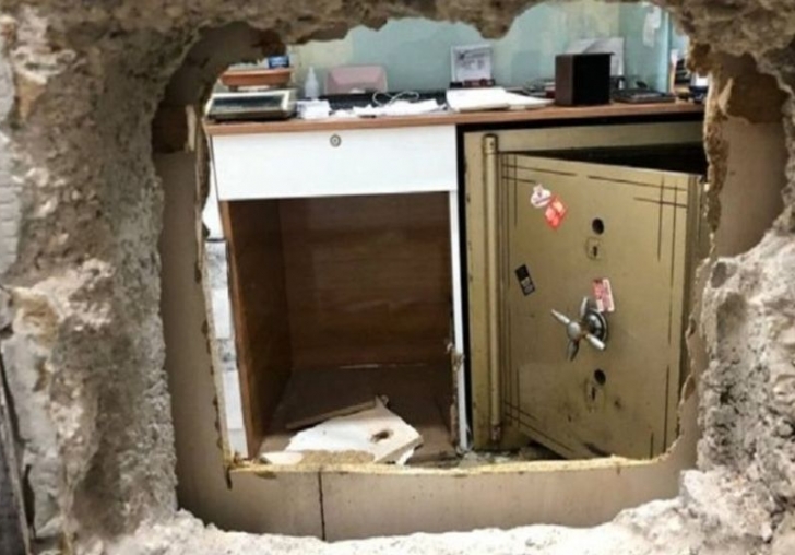 Hırsızlar, İşyerine Duvarını Delerek Girmişler