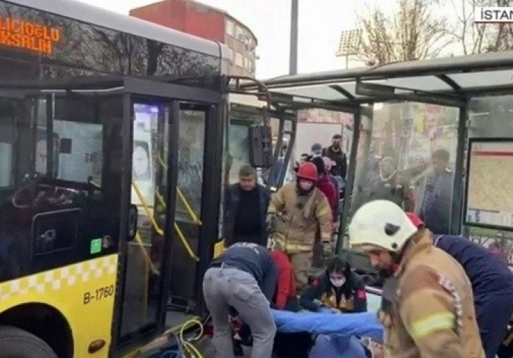 İETT otobüsü durağa daldı: Çok sayıda yaralı var