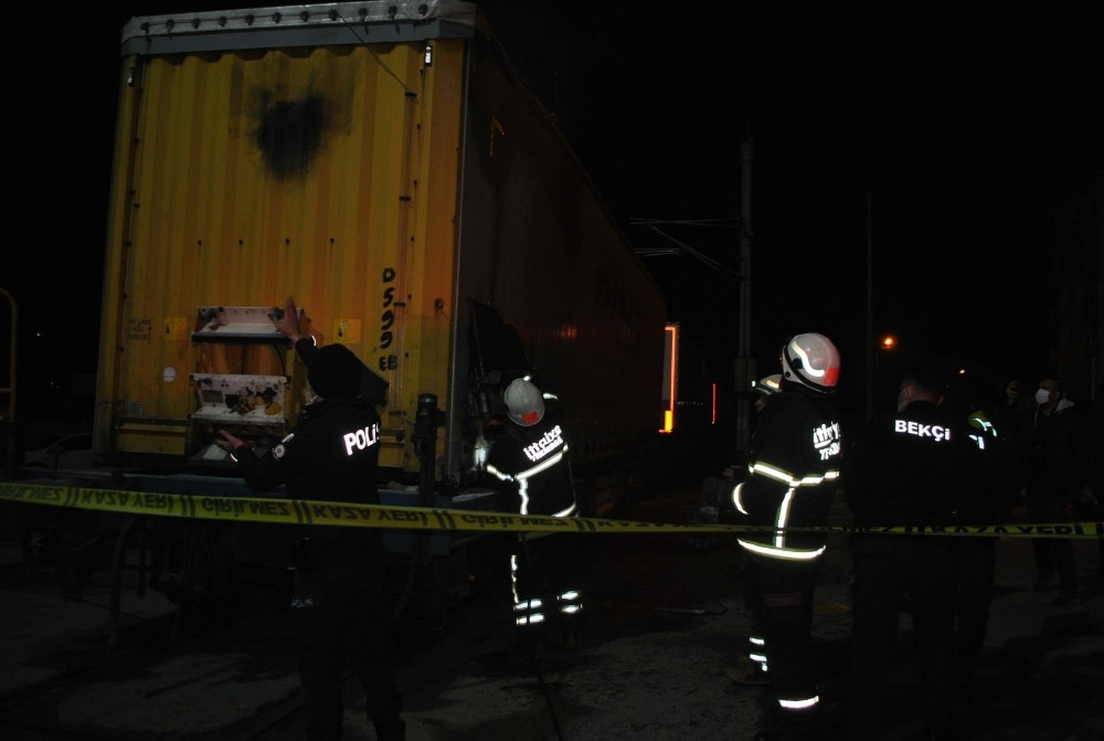 İhracat trenine kaçak binmek isteyen 2 mülteci akıma kapılarak yandı
