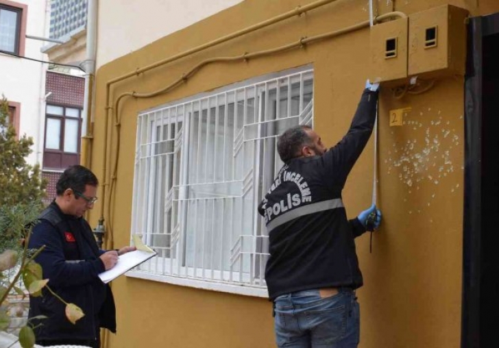 İki katlı ev kurşunların hedefi oldu