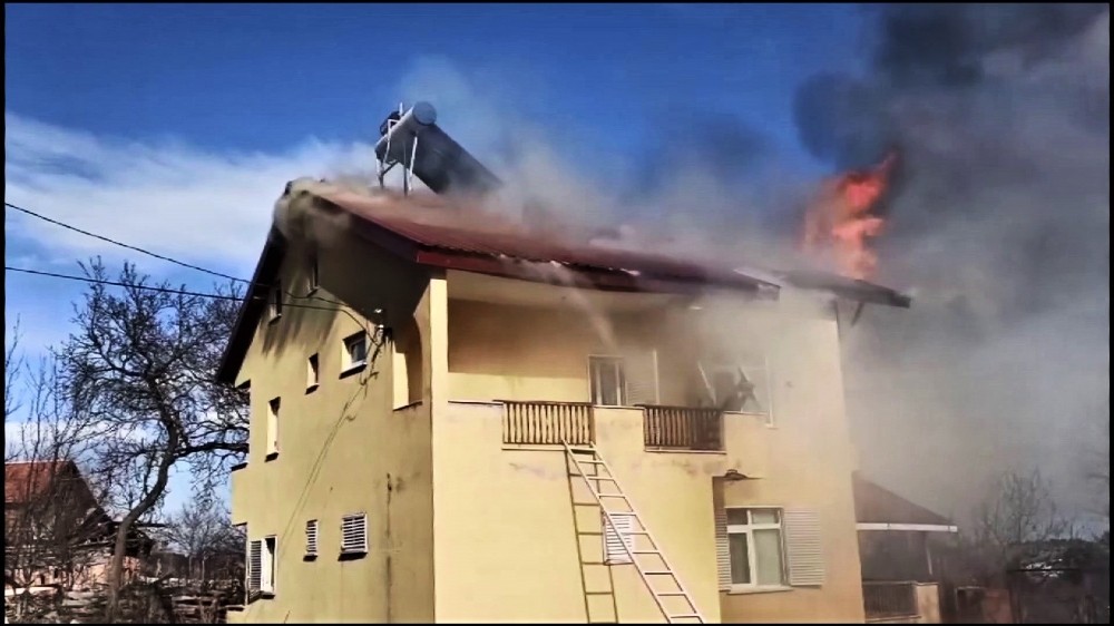 İki katlı evin çatısında çıkan yangın büyümeden söndürüldü
