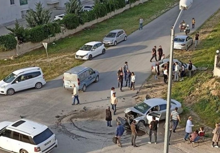 İki Otomobil Çarpıştı, 5 Kişi Yaralandı