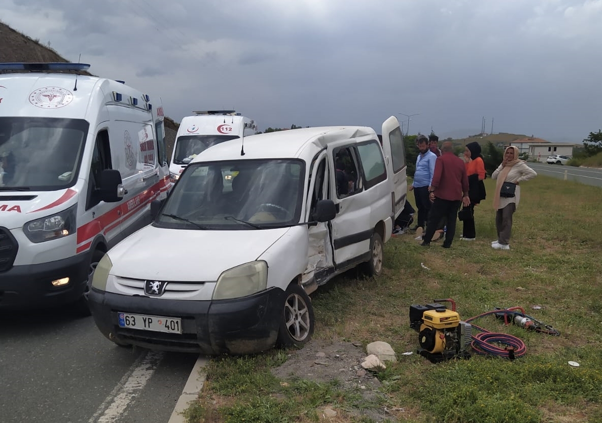 İki Otomobilin Çarpıştı: 3 Kişi Yaralandı