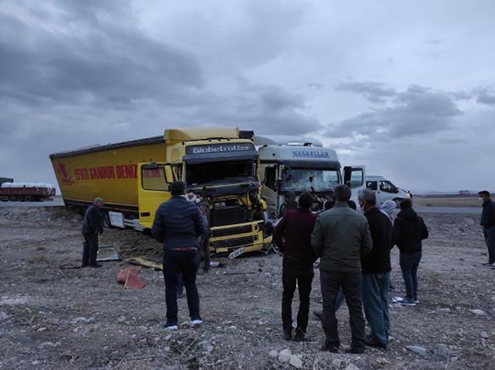 İki tırın kafa kafaya çarpışması güvenlik kamerasına yansıdı

