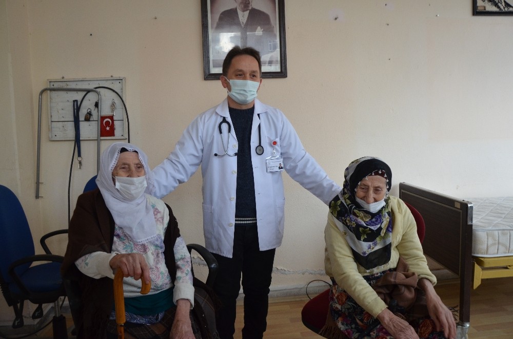 İkiz nineler ikinci doz aşılarını oldu
