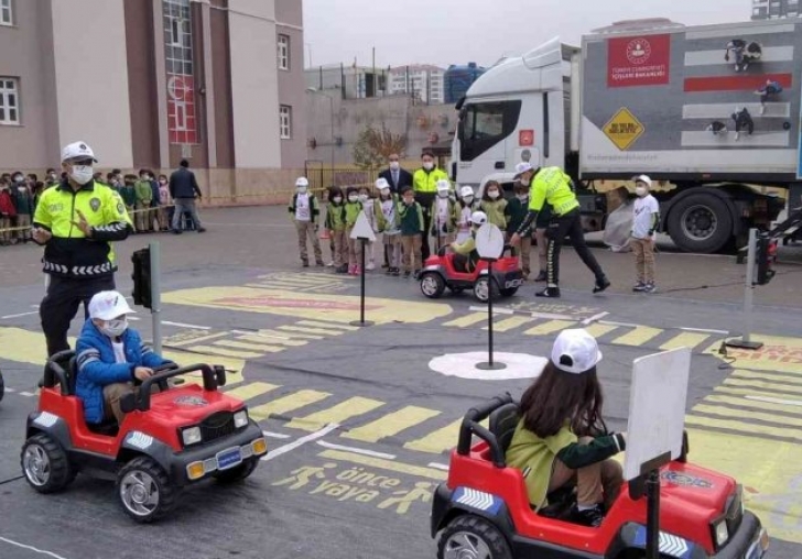 İlkokul öğrencilerine trafik eğitimi 