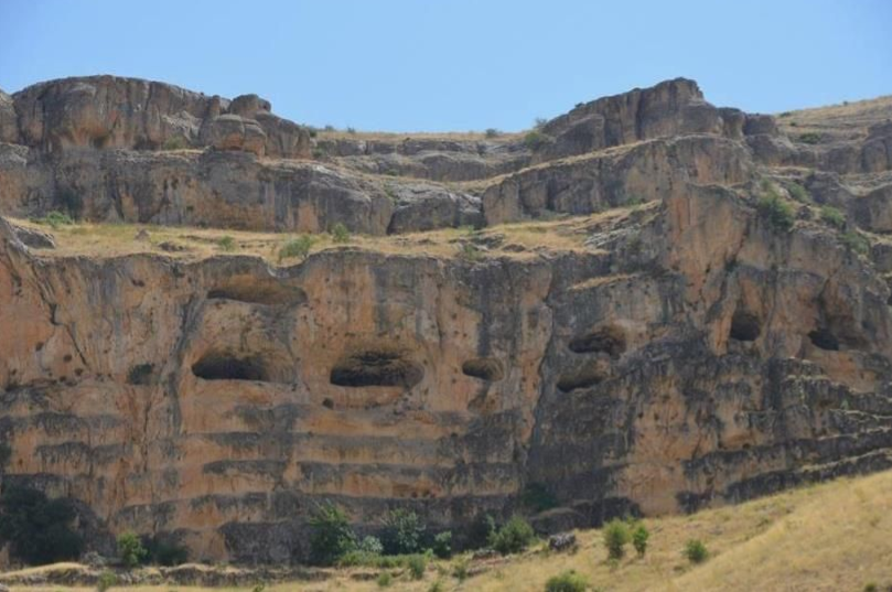 İnsan yüzlü kaya mağaraları Yazıhan’da
