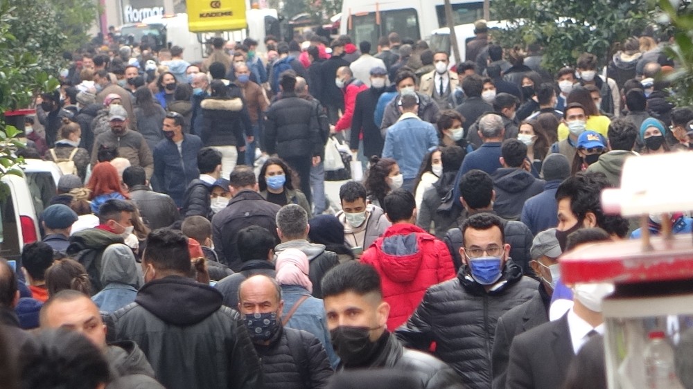 İstiklal Caddesi´nde yoğunluk, girişler kapatıldı
