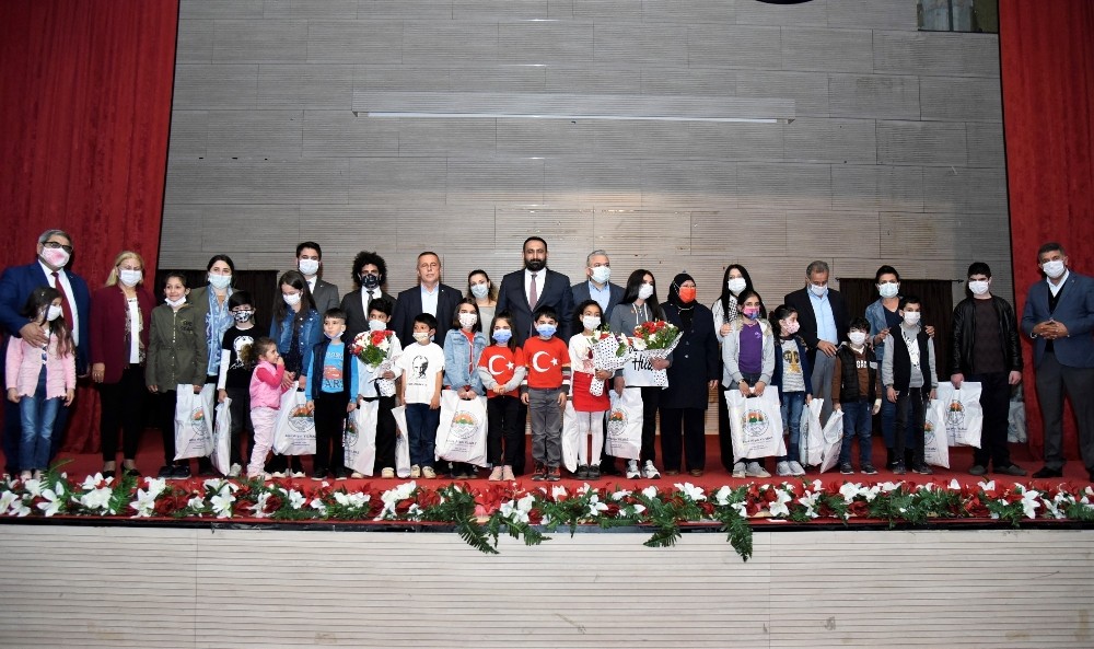 İstiklal Marşı Güzel Okuma yarışmasında dereceye girenlere ödülleri verildi
