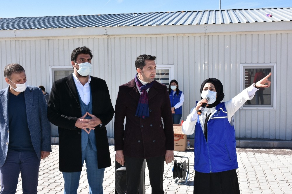 İstiklal Marşı´nın 10 kıtasını ezbere okuyan  Suriyeli Aye, duygulandırdı
