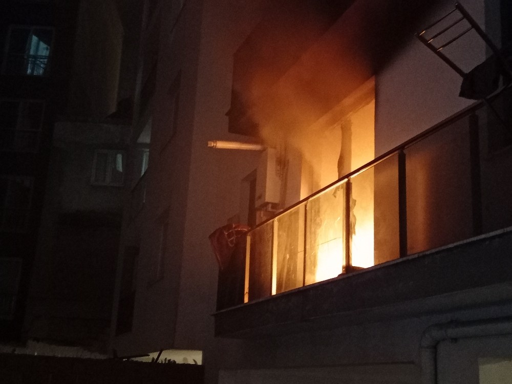 İtfaiye ekipleri kapıyı kırdı, alevlere müdahale etti
