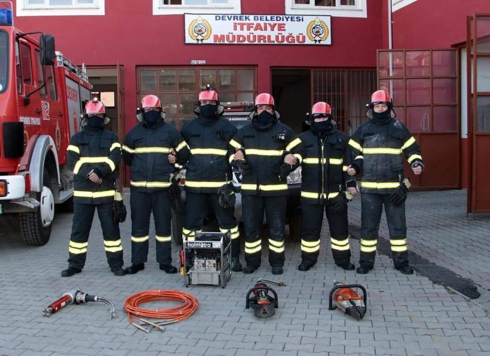 İtfaiye personeline yangına dayanıklı elbise
