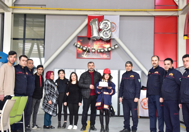 İtfaiyeci Olmak İsteyen Kardeşine Ablasından Doğum Günü Kutlaması