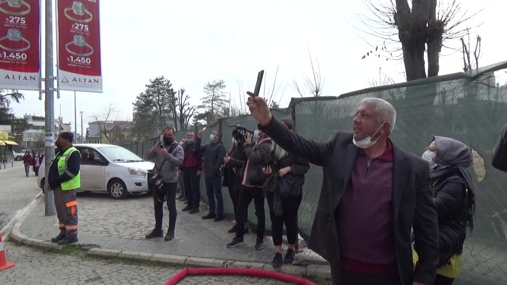 İtfaiyeciler alevlerle, vatandaşlar da video çekebilmek için yarıştı
