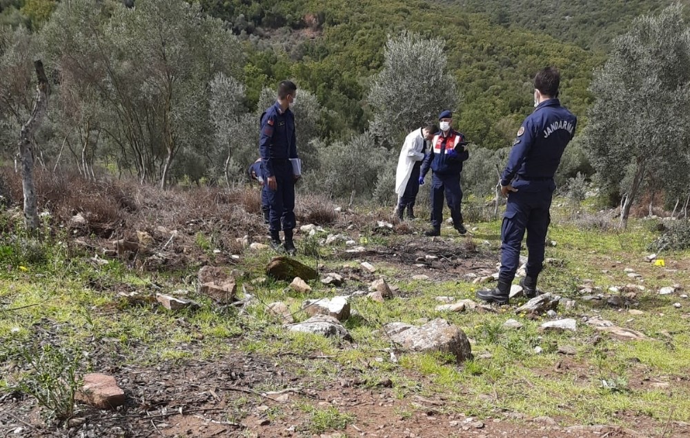 İzmir´de yeğen dehşeti: Bir amcasını öldürdü, diğerini yaraladı
