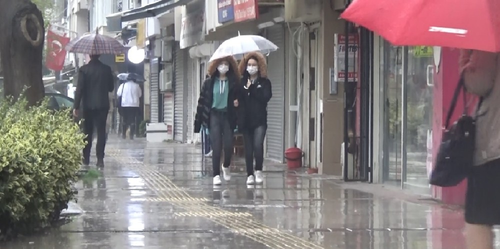 İzmir güne yağışla başladı

