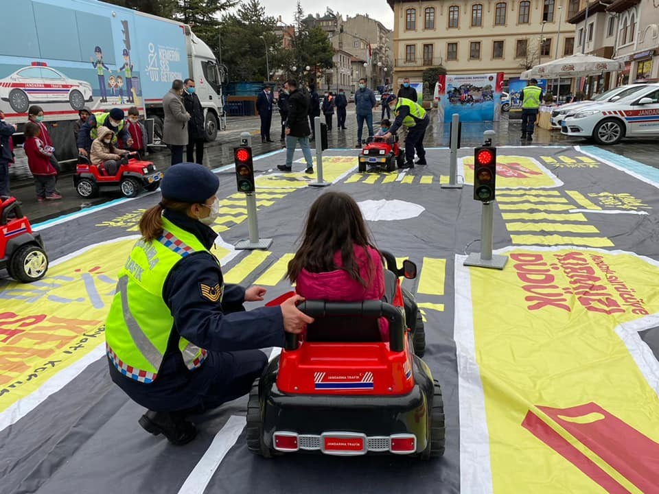 Jandarma ekiplerince, çocuklara uygulamalı trafik eğitimi verildi
