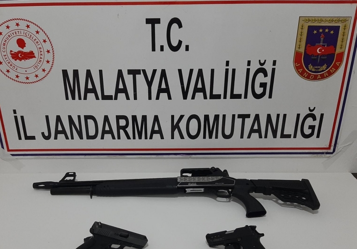 Jandarma'nın Şürhelendiği Araçta Silah ve Mermi Ele Geçirildi