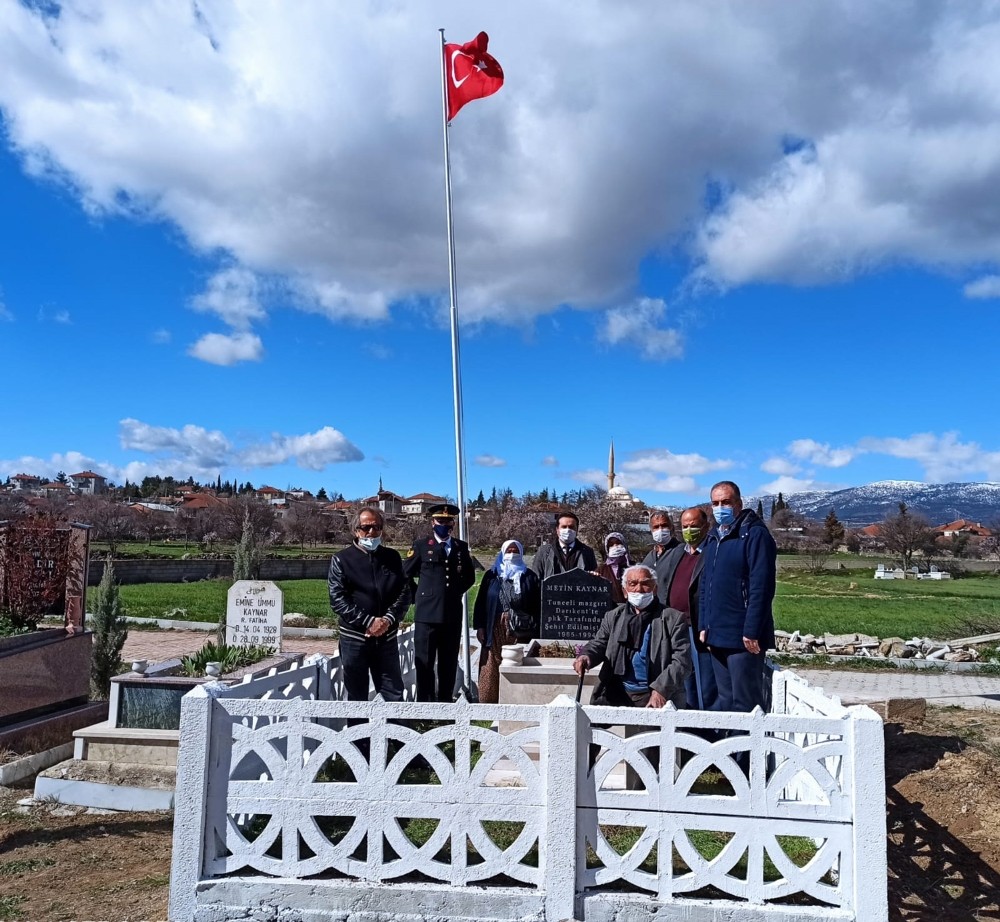 Jandarma, şehit öğretmen Kaynar´ın 24 yıllık mezarını yeniledi
