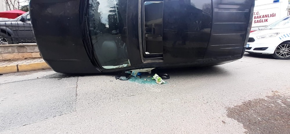 Kadıköy´de lüks cip yan yattı
