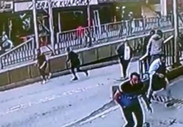 Kadın Sürücüyle Kavga Etti, Silah Kullandı