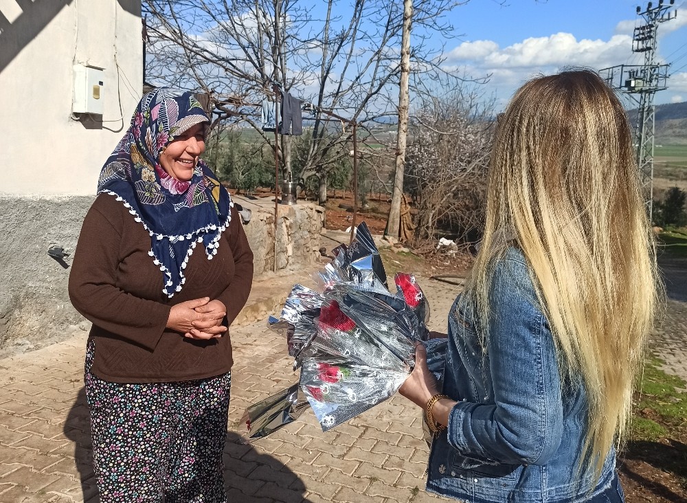 Kadına yönelik şiddete dikkat çekmek için köy köy dolaşıyorlar
