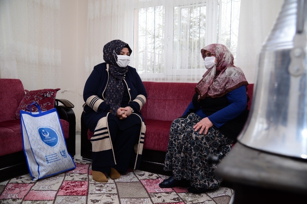 Kahramankazanlı dedelere ve ninelere kandil simidi ikramı
